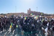 تظاهرات کنندگان خشمگین عراقی از دیوار سفارت آمریکا بالا رفتند