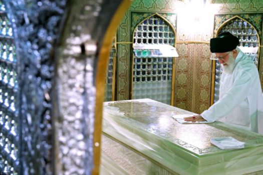 برگزاری مراسم غبارروبی ضریح مطهر حرم ثامنالحجج با حضور رهبر معظم انقلاب برگزاری مراسم غبارروبی ضریح مطهر حرم ثامنالحجج با حضور رهبر معظم انقلاب