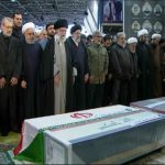 رهبر انقلاب بر پیکر شهیدسلیمانی و یاران مجاهد او اقامه نماز کردند