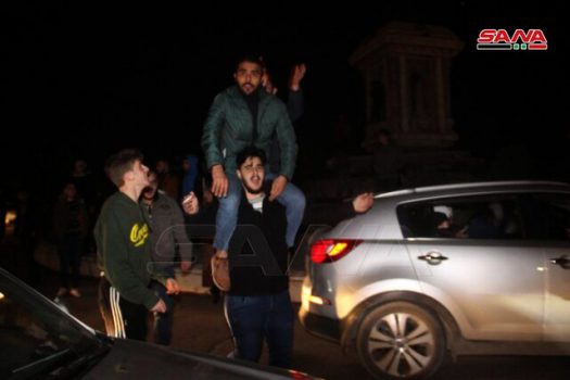 شادی سوریها بعد از تامین امنیت کامل حلب به دست ارتش شادی سوریها بعد از تامین امنیت کامل حلب به دست ارتش