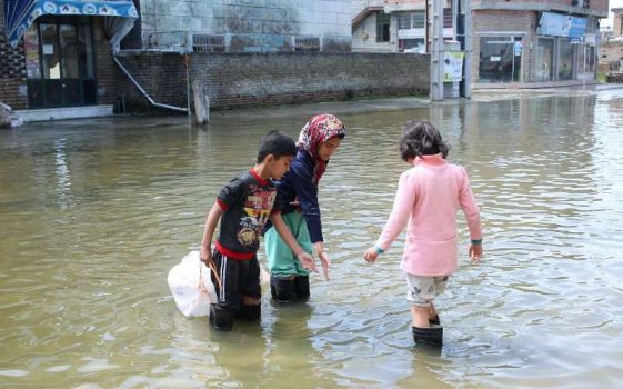 وزارت بهداشت: شیوع بیماری واگیر در مناطق سیل‌زده نداریم / شامپوی ضدشپش به میزان کافی تامین است