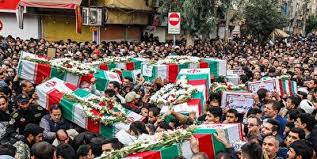 آغاز مراسم تشییع ۱۵۰شهید دفاع مقدس/رنگ حماسه در پنجشنبه داغ تهران