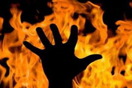 خودسوزی یک فرزند شهید مقابل بنیاد شهید قم خودسوزی یک فرزند شهید مقابل بنیاد شهید قم