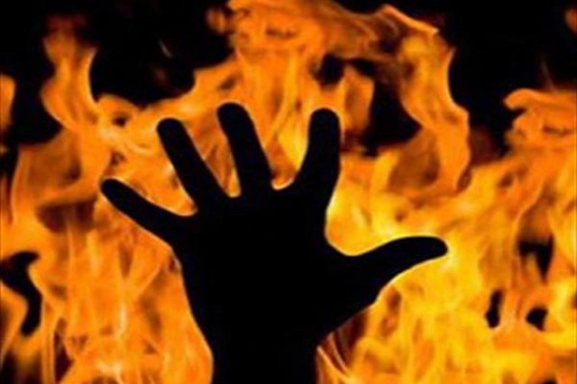 خودسوزی یک فرزند شهید مقابل بنیاد شهید قم