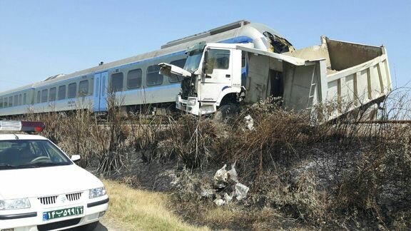 تصادف مرگبار قطار تهران - رشت با کامیون تصادف مرگبار قطار تهران – رشت با کامیون