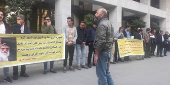 پیمانکاران شهرداری مقابل شورای شهر تجمع کردند پیمانکاران شهرداری مقابل شورای شهر تجمع کردند