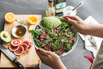 دیر شام خوردن چه بلایی سرمان می آورد؟ دیر شام خوردن چه بلایی سرمان می آورد؟