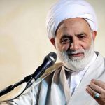 مردم عَلَم‌هایی آلومینیومی دست بگیرند