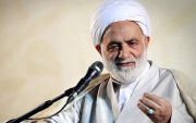 مردم عَلَم‌هایی آلومینیومی دست بگیرند