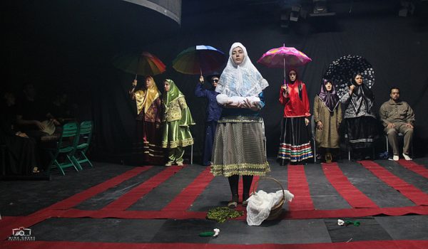 نابینایان روی صحنه تئاتر می روند نابینایان روی صحنه تئاتر می روند