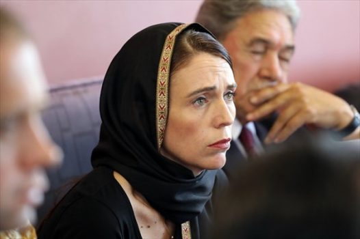 تسلیت نخست وزیر نیوزیلند با پوشش اسلامی تسلیت نخست وزیر نیوزیلند با پوشش اسلامی