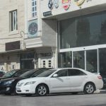 برخورد پلیس با خودرو‌هایی که در پیاده رو‌های مقابل نمایشگاه‌ها پارک شده‌اند
