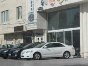 برخورد پلیس با خودرو‌هایی که در پیاده رو‌های مقابل نمایشگاه‌ها پارک شده‌اند