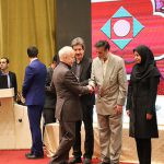 اعطای نشان عالی مدیر سال به مدیر عامل بانک کار آفرین