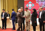 اعطای نشان عالی مدیر سال به مدیر عامل بانک کار آفرین