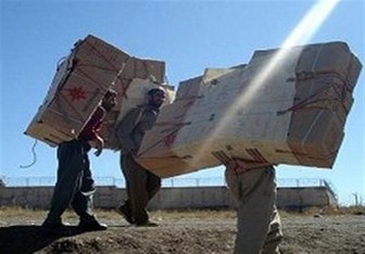 پیوستن اجباری زنانی با ظاهر مردانه به صف طولانی کولبری پیوستن اجباری زنانی با ظاهر مردانه به صف طولانی کولبری
